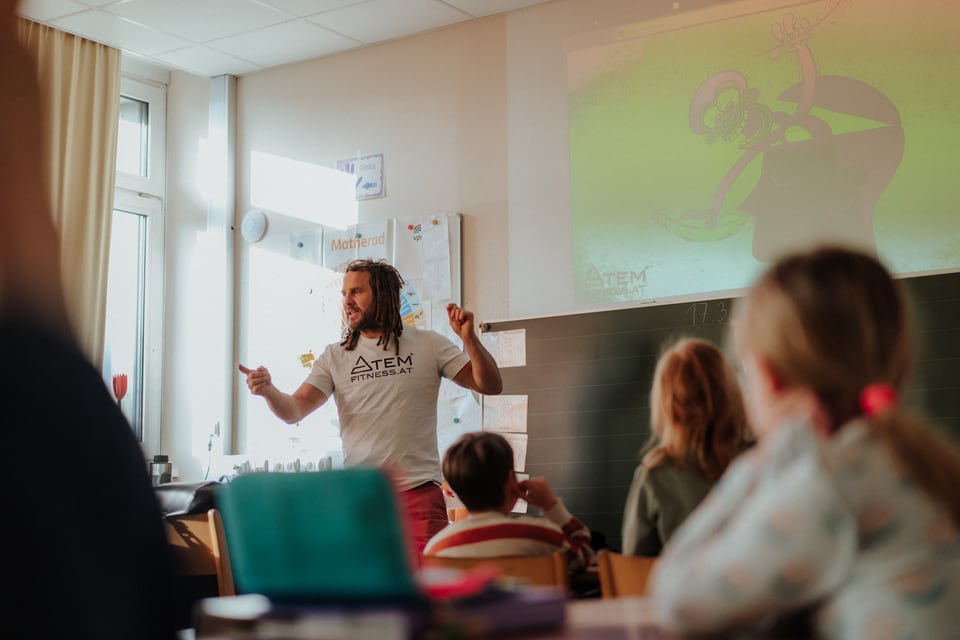 Daniel Fetz erklärt Kindern Atemfitness im Klassenzimmer