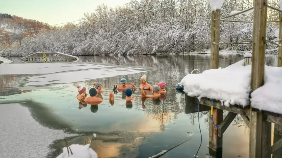 Eine Gruppe badet gemeinsam im winterlichen See